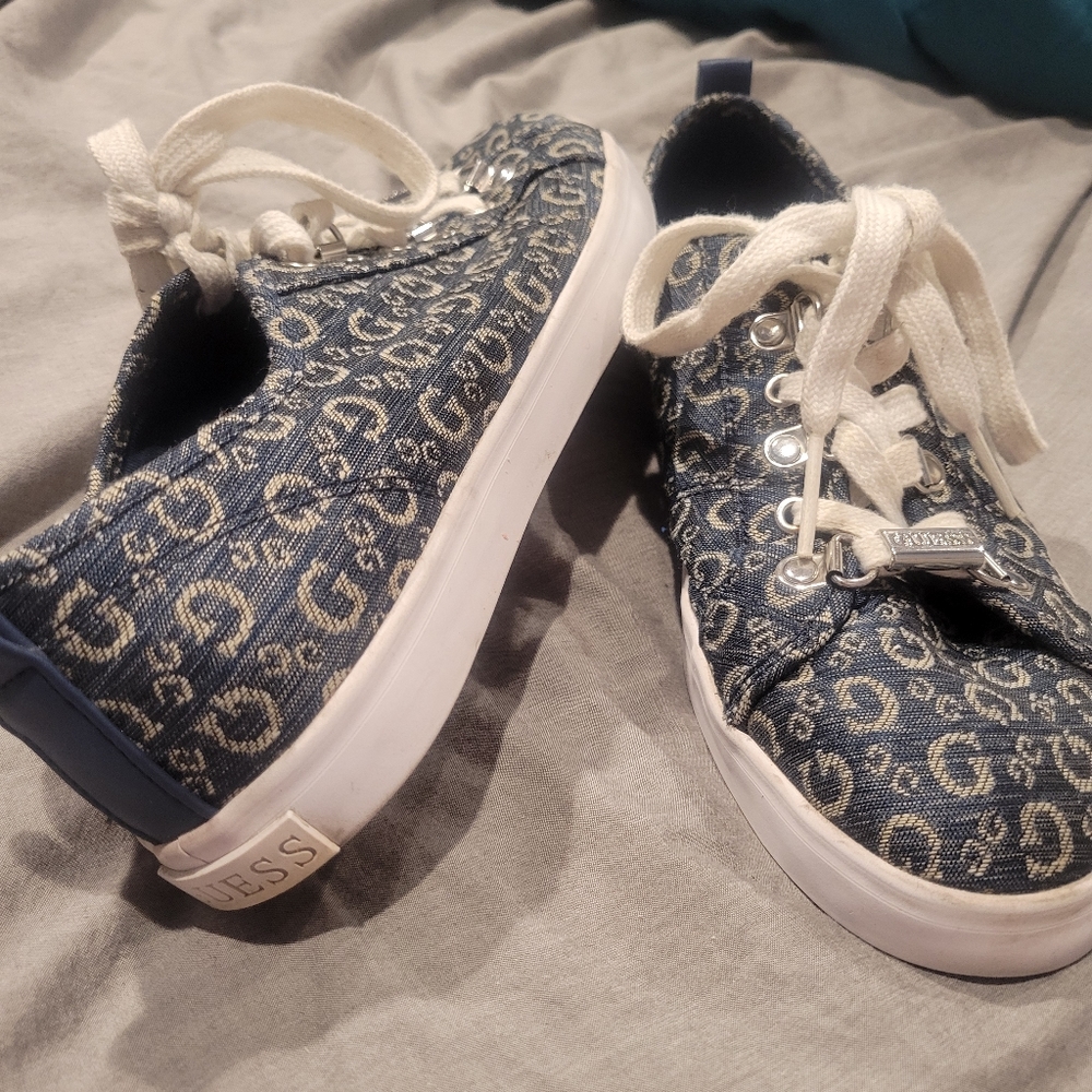 Guess Size 8 Classic Logo Tennis Shoes